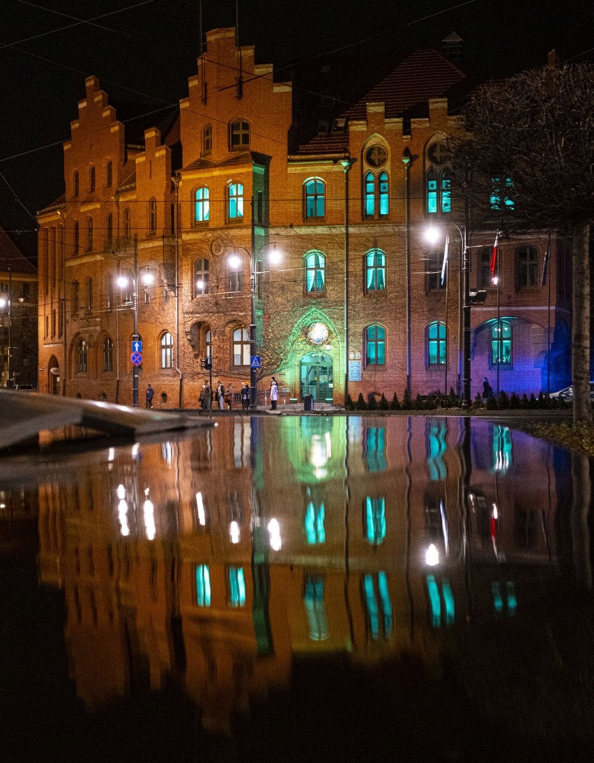 Tak wyglądał podświetlony na zielono Urząd Miasta w Toruniu.