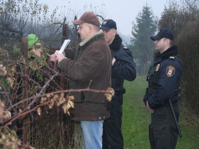 Przed zimą strażnicy miejscy wspólnie z przedstawicielem Miejskiego Ośrodka Pomocy Społecznej docierają do mieszkańców działek i proponują przeniesienie do schroniska