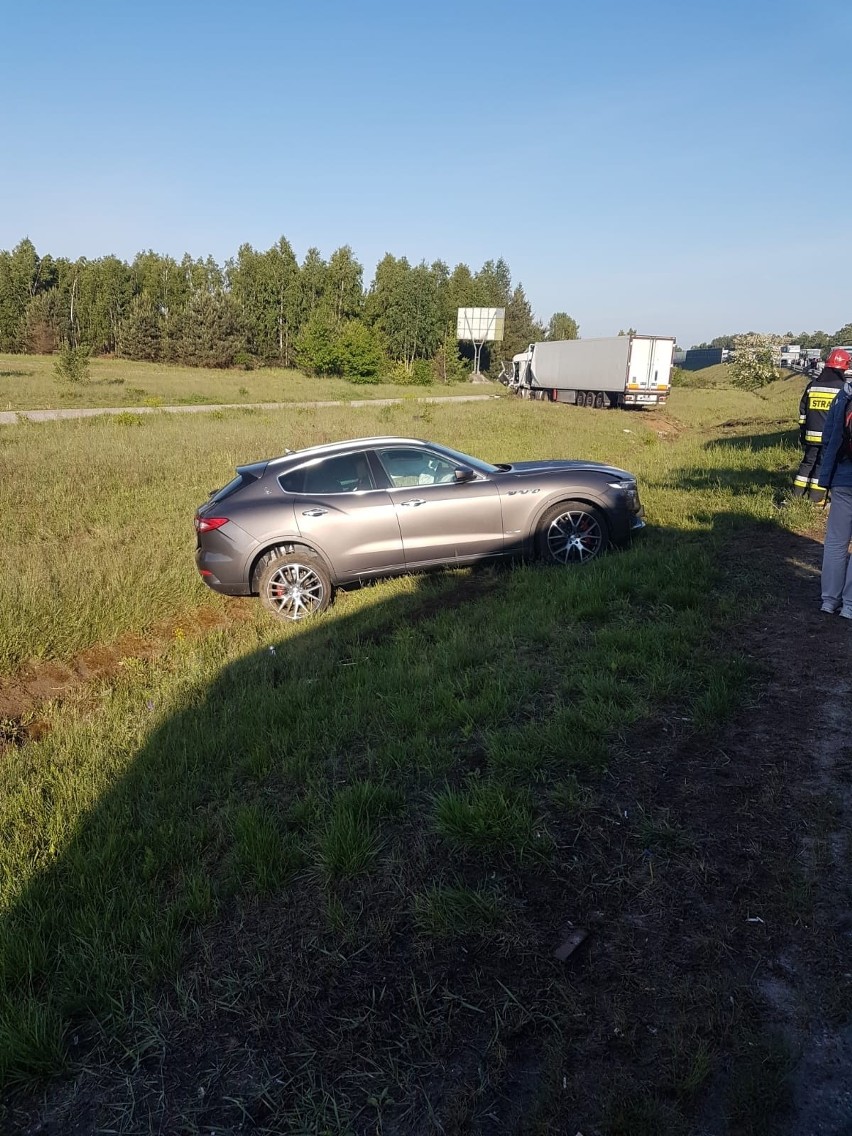 Wypadek na S1 w Mierzęcicach: Zderzył się dwa tiry i osobówka. Lądował LPR