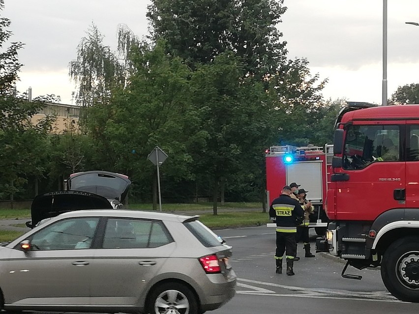 Wypadek na Gądowie. Zderzenie dwóch aut na skrzyżowaniu (ZDJĘCIA)