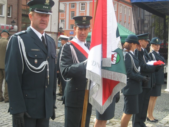 Poczty sztandarowe, galowe mundury... nie ma wątpliwości, że to wielkie święto celników