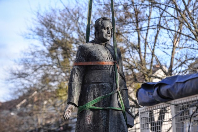 08.03.2019. Usuwanie pomnika księdza Jankowskiego.