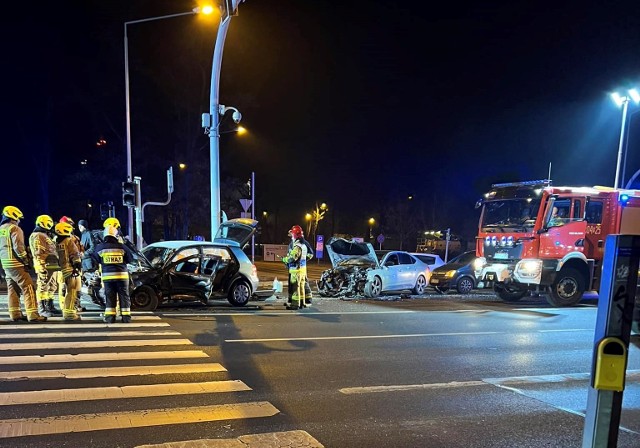 Autami podróżowały łącznie trzy osoby, w tym jedna została ranna.