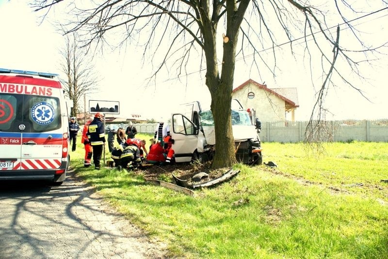 Wypadek pod Brzezinami [zdjęcia] Samochód wjechał w drzewo!