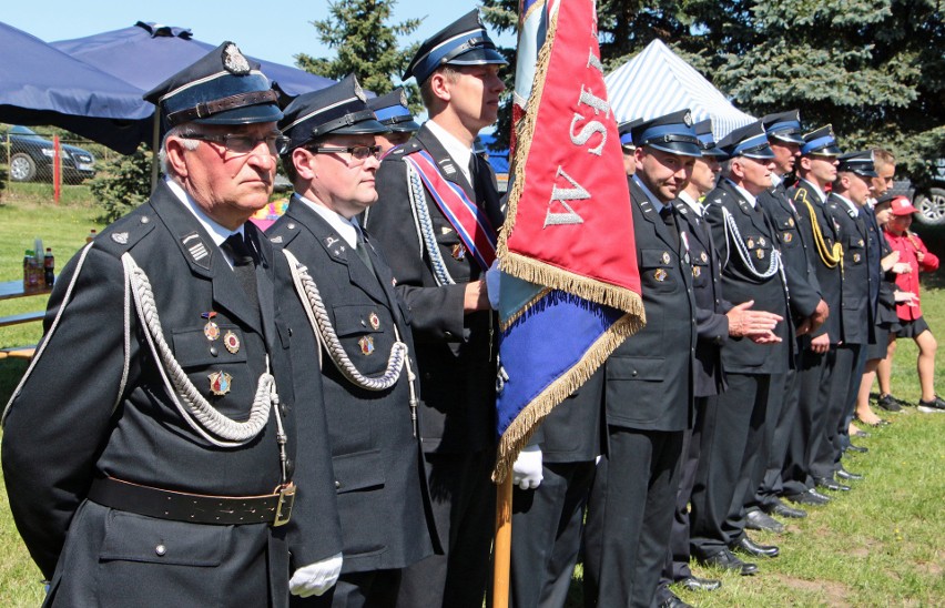 Po uroczystej mszy świętej w kościele parafialnym w Szynychu...