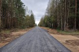 Ostatnia piaszczysta droga powiatowa w Gowarczowie doczekała się asfaltu. Mimo trwających prac odcinek jest przejezdny