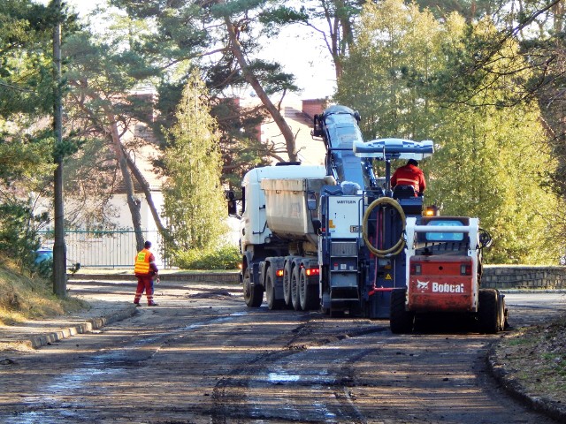 Zdzieranie asfaltu do bruku na ulicy Bosmańskiej w Lędowie-Osiedlu. Remont planowany jest w następnym roku