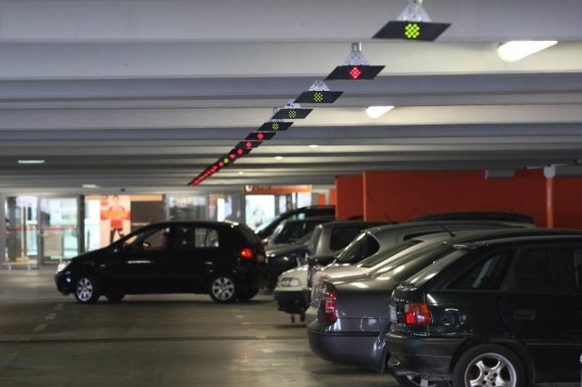 O wolnych miejscach na parkingu informują zielone lub czerwone lampki.