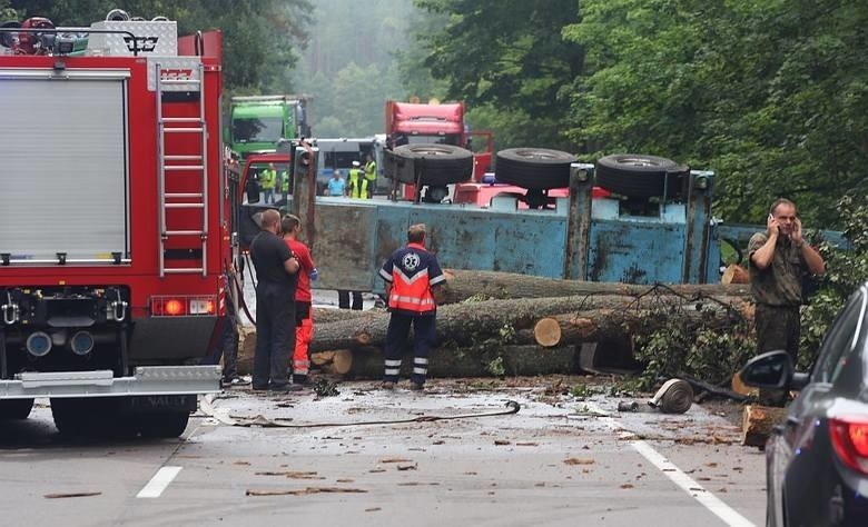 Tragiczny wypadek na trasie Chojnice-Czersk. Ciężarówka zderzyła się z osobówką [ZDJĘCIA]