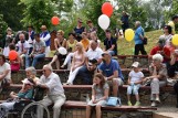 Przystanek Szymbark znowu tętni życiem. Na niedzielny piknik przyszło mnóstwo ludzi. Jest wszystko, od domowych ciast po muzykę i rękodzieło