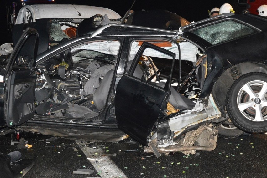 Tragiczny wypadek w Steklinie na drodze krajowej nr 10. Zderzenie dwóch samochodów. Jedna osoba nie żyje