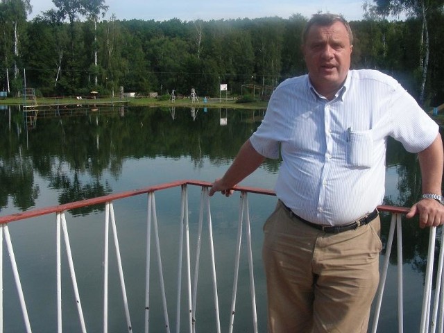 - Otworzę kąpielisko, gdy gmina wreszcie wybuduje kanalizację wzdłuż Złotego Potoku, od Jarnołtówka po Pokrzywnę - zapowiada Marian Gorzelanny.