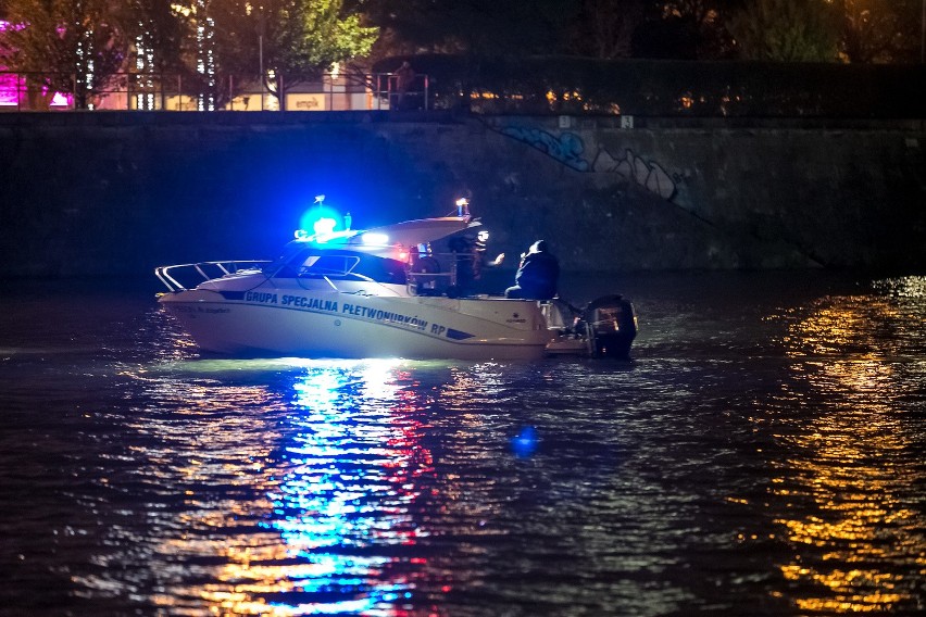 Nocne poszukiwania na Wiśle. Policja szuka śladów zabójstwa Katarzyny Z. [ZDJĘCIA, WIDEO]