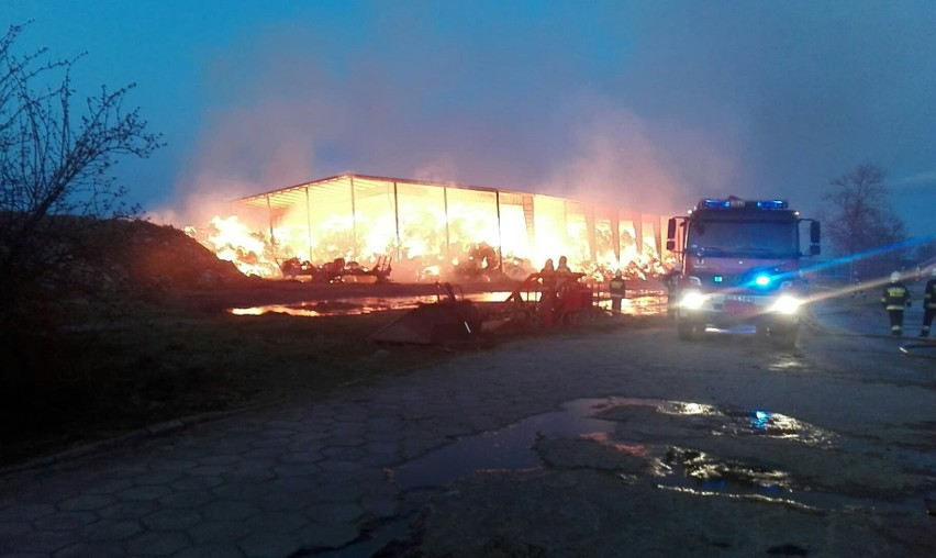 Ogromny pożar w Podolu Wielkim. Strażacy walczą z żywiołem (wideo, zdjęcia)