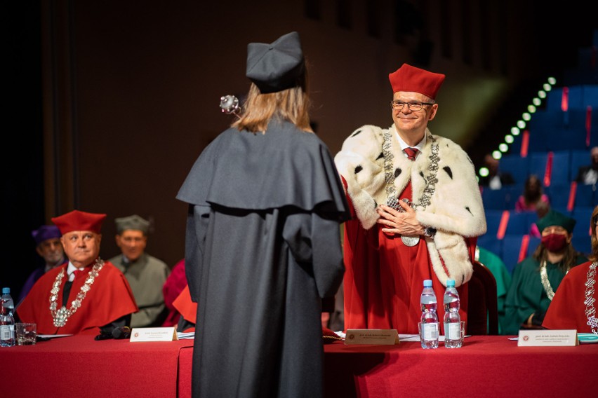 W środę naukowcy UwB odebrali promocje doktorskie i...