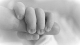 Tragiczna śmierć niemowlęcia w Złotowie. Matka i jej partner oskarżeni o zabójstwo nie przyznają się do winy
