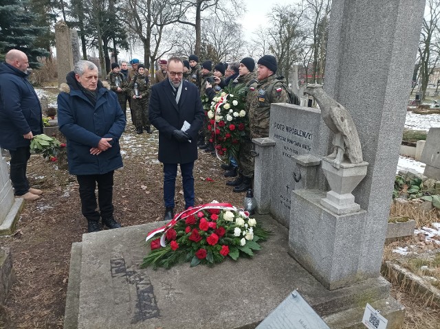 Przedstawiciele toruńskiego oddziału Związku Szlachty Polskiej złożyli kwiaty na grobie por. Piotra Wróblewskiego.