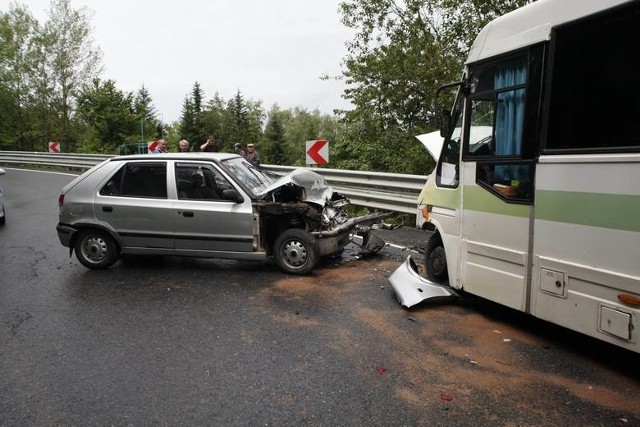 Stara Wieś. Zderzenie busa z osobówką