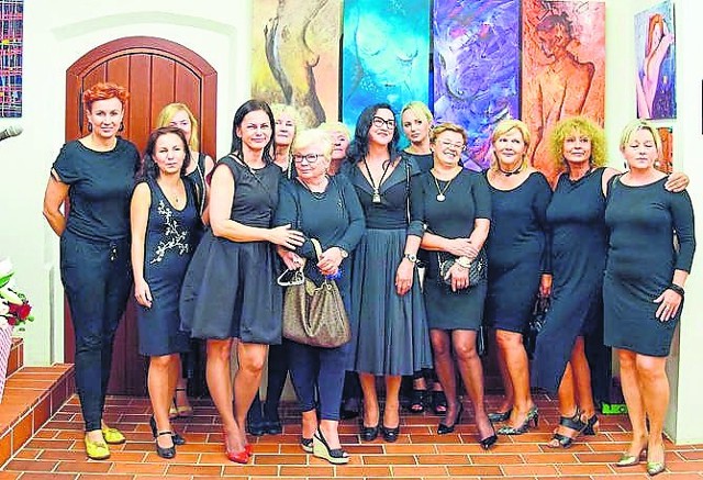 Czarny protest na czwartkowym wernisażu wystawy obrazów Ludmiły Sabadini w Bramie Wałowej, pt. „Siła kobiecości”.