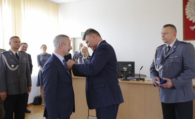 Burmistrz Tadeusz Kowalski jako jedyny w województwie dostał  złoty medal za zasługi dla policji.