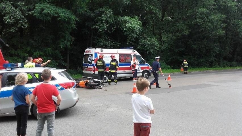 Groźny wypadek w Jastrzębiu. Motorowerzysta trafił do...