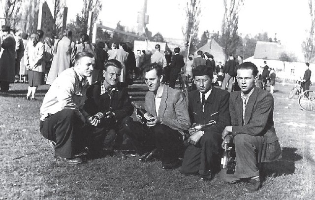 Publikacja jest pełna archiwalnych fotografii. Na tym zdjęciu można zobaczyć jedną z  powojennych imprez, które urządzane były na dzielnicowym boisku.