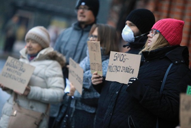 - Toruńskie powietrze nie spełnia kryteriów jakości więc pobieranie opłaty miejscowej od turystów to bezprawie - uważa miejski aktywista z Warszawy i skarży władze Torunia do Wojewódzkiego Sądu Administracyjnego. Czytaj więcej na kolejnych stronach >>>>Tekst: Alicja Cichocka-Bielicka