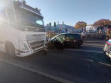 Wypadek w Brzegu na ul. Armii Krajowej. Jedna osoba poszkodowana trafiła do szpitala [ZDJĘCIA]