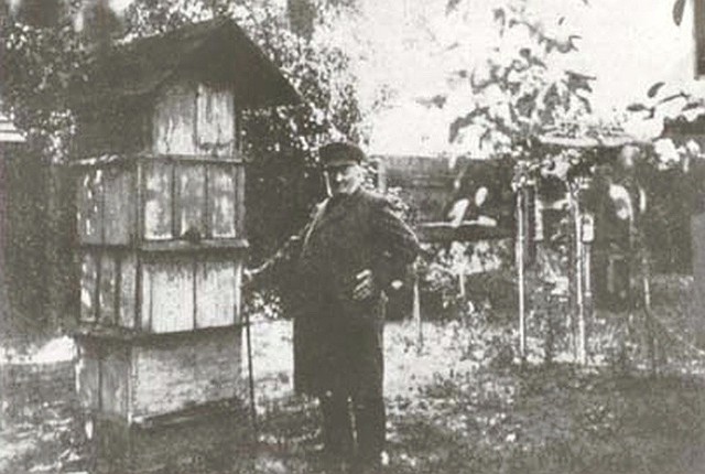 Jan Dzierżon w swoje pasiece w Łowkowicach, zdjęcie z 1901 roku. Miał wtedy już 90 lat. Pod koniec życia zyskał należne mu uznanie,  otrzymał odznaczenia i medale różnych krajów. Jego książki i artykuły naukowe były tłumaczone na kilka języków.