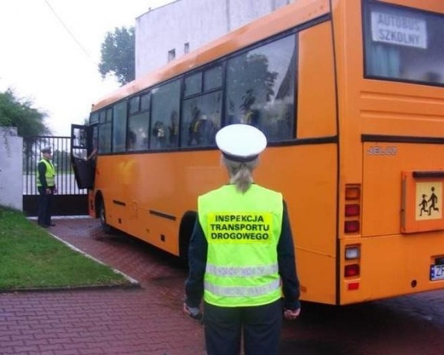 Inspektorzy transportu drogowego zatrzymali pijanego kierowcę szkolnego autobusu