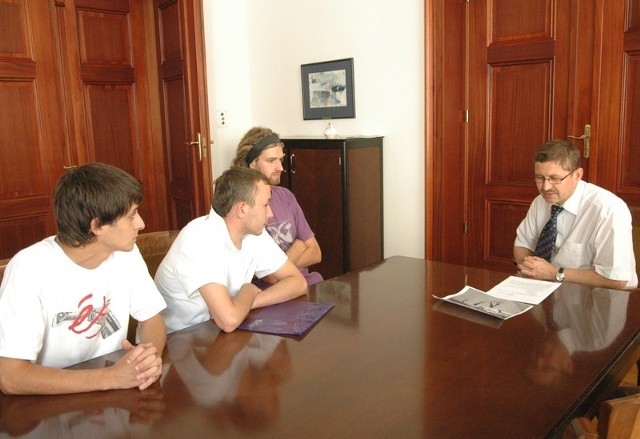 Kacper, Bartek i Paweł spotkali się w ratuszu z prezydentem Głogowa Janem Zubowskim