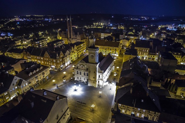 Wyjątkowe i klimatyczne pokazanie miasta, które potrafi zaskoczyć. Architekturą, krajobrazami i tym, jak prezentuje się właśnie w nocy. Trzy zdjęcia, ale już zdradzają wiele i ukazują w oryginalny sposób znaczące miejsca. A dokładnie ratusz, Sanktuarium Miłosierdzia Bożego czy znany na całym świecie pomnik Chrystusa Króla. Jak przedstawia się Świebodzin nocą? To nie są ujęcia ze zwykłego spaceru. Tak można zobaczyć miasto tylko unosząc się nad nim. Wie o tym Dron Zielona Góra Nowa Perspektywa Mateusz Mierzwiak. Pan Mateusz. To właśnie jego zdjęcia prezentujemy dzisiaj w galerii. Zobacz również: "Twarz", nowy film Małgorzaty Szumowskiej już wkrótce w polskich kinachWIDEO: Małe mądrale. Odcinek1