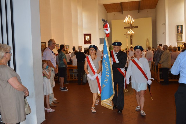 Żary były przed laty potężnym garnizonem.Tradycje wojskowe nadal są wiecznie żywe. Nie bez powodu w dzień Święta Wojska Polskiego w czasie uroczystego apelu przed pomnikiem Żołnierza Polskiego uczestniczyli żołnierze w czynnej służbie, ci, którzy  służbę na rzecz Ojczyzny już zakończyli, towarzystwa kresowe,ale i  mieszkańcy Żar. Po uroczystej mszy w intencji Ojczyzny i poległych na polach walki żołnierzach,w kościele pw. św. Józefa w Żarach, pod pomnikiem Żołnierza Polskiego złożono wiązanki kwiatów. Żary pamiętają!ZOBACZ FILM - MAGAZYN INFORMACYJNY GL