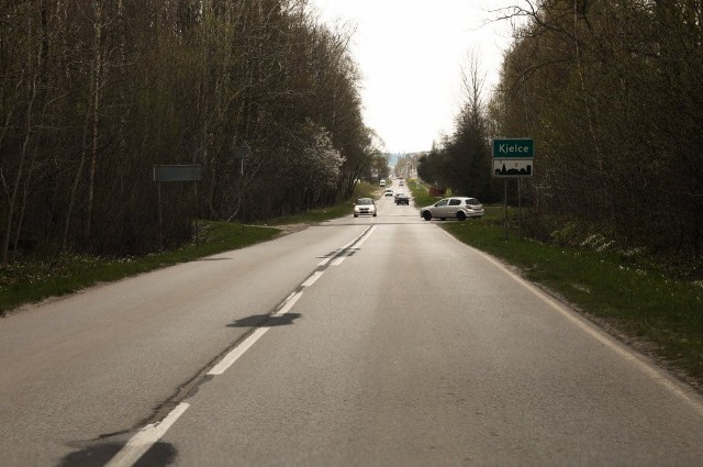 Od dziś droga powiatowa Zagnańsk Kielce została otwarta dla ruchu drogowego po przeprowadzeniu wycinki drzew dla potzeb ścieżki rowerowej.