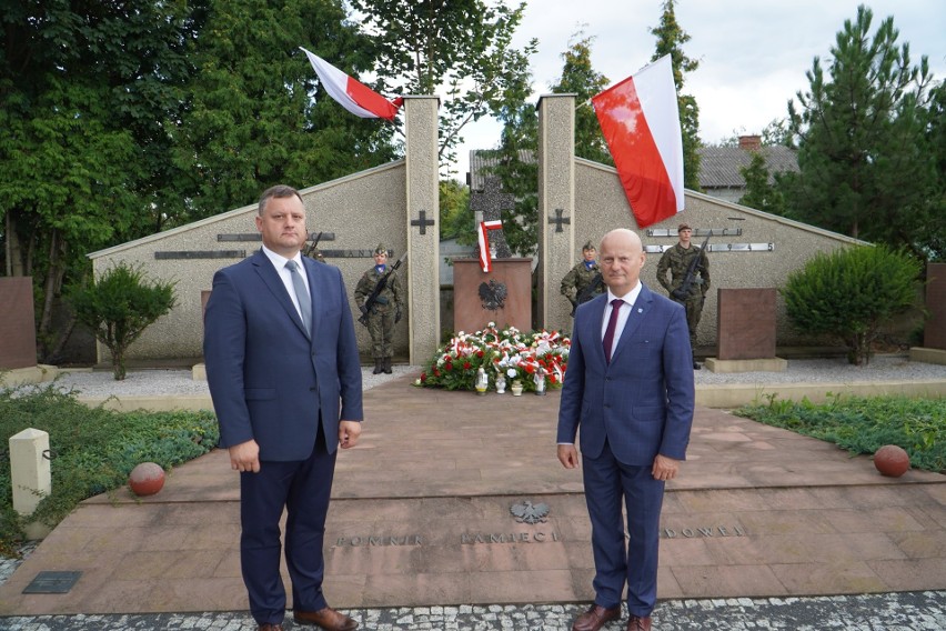 Władze Grójca i powiatu odwiedziły pomnik oraz grób dawnego burmistrza Warki, Tadeusza Olszewskiego