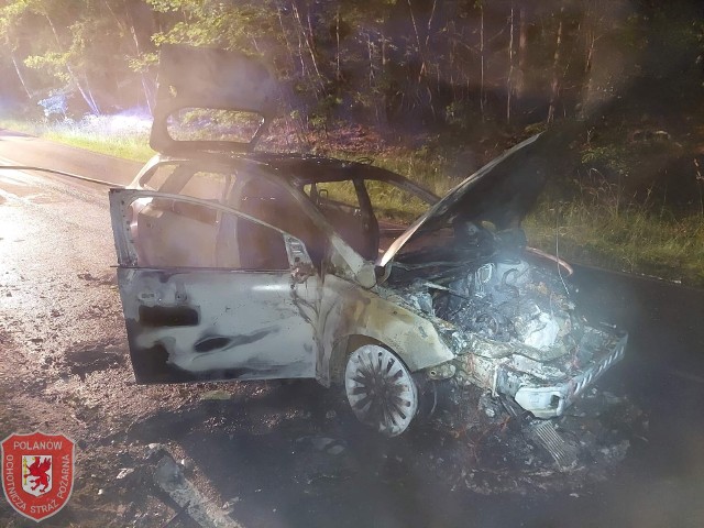 Do groźnego zdarzenia doszło w nocy z czwartku na piątek (23/24 czerwca) na drodze koło Polanowa, gdzie spłonęło auto.