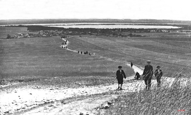 Pustynne piaski - jak na zdjęciu z lat 50. ub. wieku - do dzisiaj pozostają ulubionym miejscem spacerów