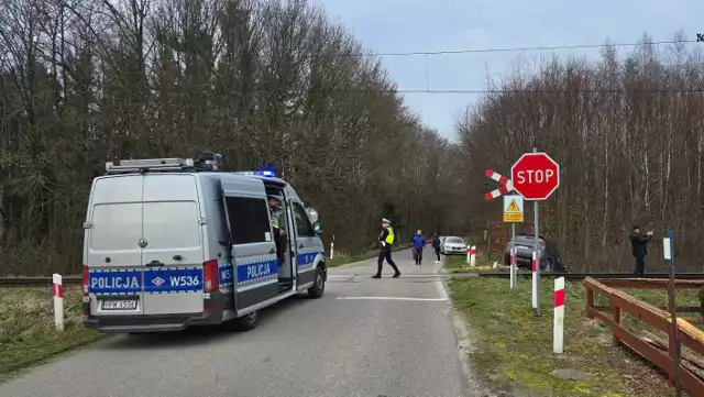 Przed świętami doszło do wypadku na przejeździe kolejowym w miejscowości Stramniczka niedaleko Kołobrzegu. Samochód osobowy marki Hyundai wjechał wprost pod nadjeżdżający pociąg