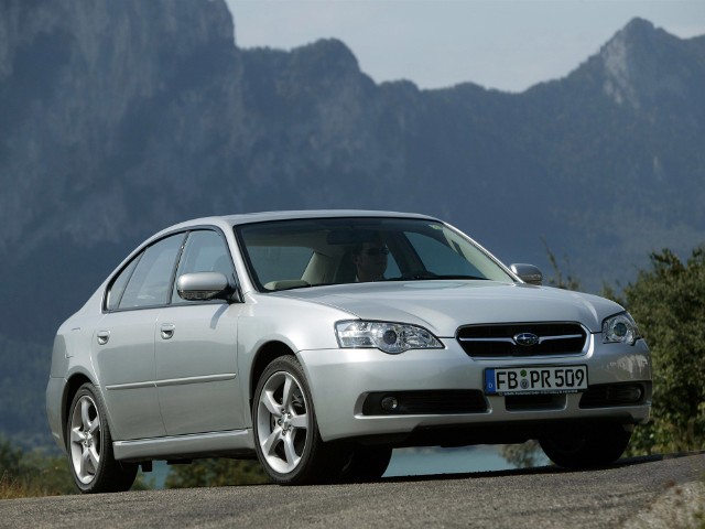 Używane Subaru Legacy IV (2003-2009)Subaru klasy średniej wygląda zwyczajnie, ale to prawdziwy oryginał – ma niecodzienne silniki typu „bokser” i symetryczny napęd 4x4. Te ciekawostki podnoszą jednak cenę.fot. Subaru