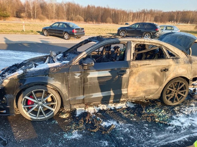 Sportowe audi stanęło w ogniu przy dojeździe na autostradę w Tarnowie Krzyżu. Ugasili go dopiero strażacy