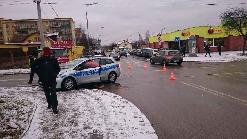 Wypadek z udziałem radiowozu w Skarżysku. Policjant w szpitalu  