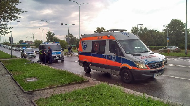 W wyniku wypadku na ul. Knyszyńskiej w Białymstoku do szpitala trafiła potrącona rowerzystka, która przejeżdżała przez ulicę po przejściu dla pieszych.