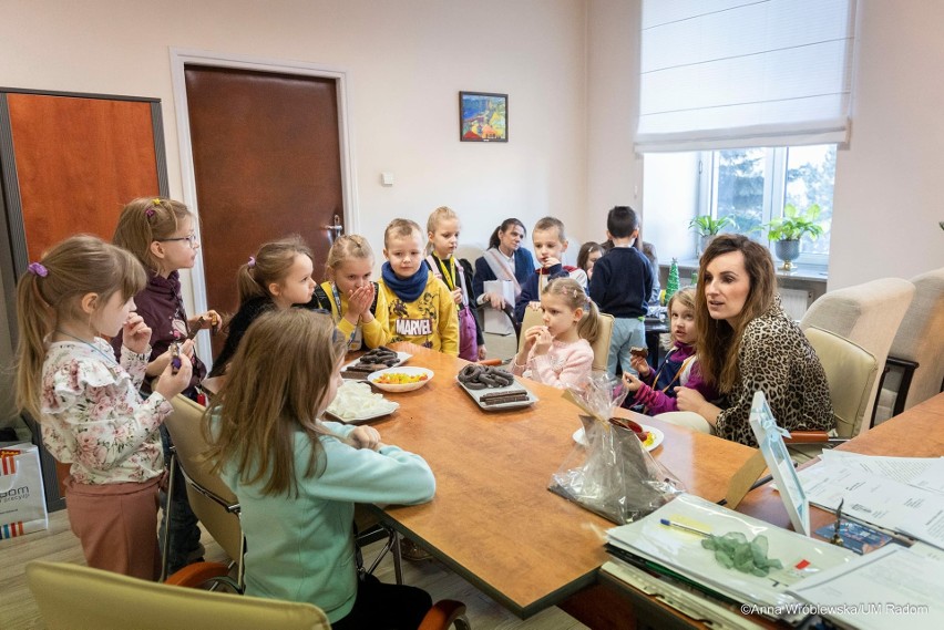 Uczniowie z Publicznej Szkoły Podstawowej numer 31 w Radomiu odwiedzili w pracy wiceprezydent Martę Michalską-Wilk