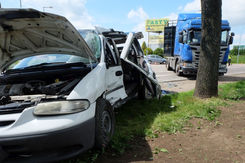 Wypadek na DK 65 w Fastach. Zderzenie ciężarówki z osobówką