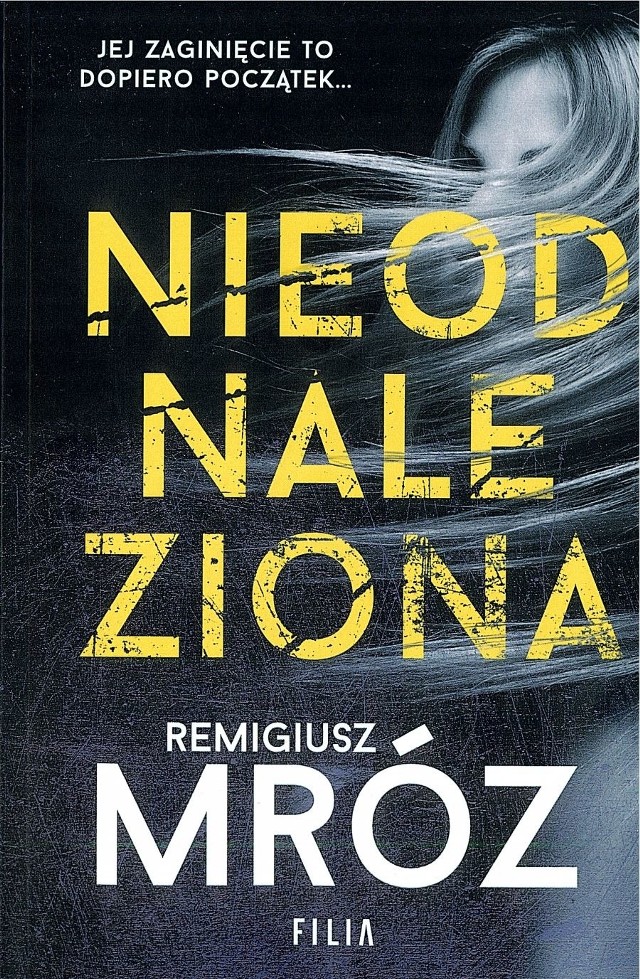 Remigiusz Mróz urodził się w 1987 roku w Opolu. Autor m.in. serii kryminalnej o komisarzu Forście, polecanego przez Tess Gerritsen thrillera „Behawiorysta” i cyklu political fiction „W kręgach władzy”. Ukończył z wyróżnieniem Akademię Leona Koźmińskiego w Warszawie, gdzie uzyskał stopień naukowy doktora nauk prawnych. Na co dzień zapalony biegacz i niezmordowany czytelnik.