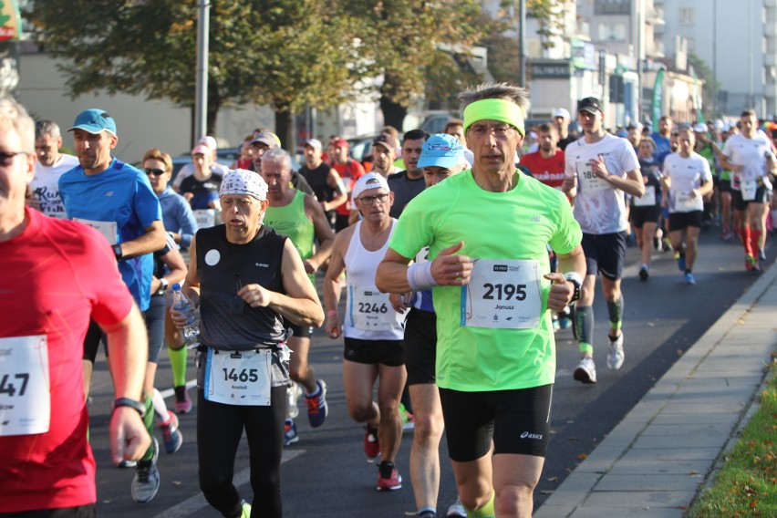 Zdjęcia z maratonu w Poznaniu 2018 - biegacze na pierwszym...