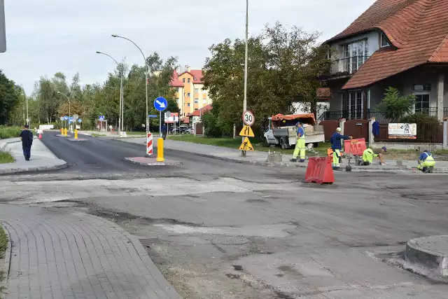 Tak na początku tygodnia wyglądał remontowany odcinek ulicy. W sobotę drogowcy ułożą tam ostatnią warstwę asfaltu