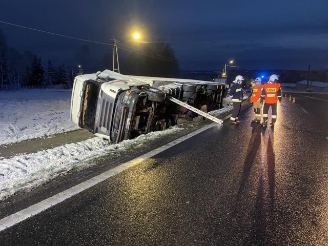 Nad ranem w gminie Mniów ciężarówka przewróciła się do rowu. W akcji ratowniczej uczestniczyli druhowie z OSP KSRG Mniów.
