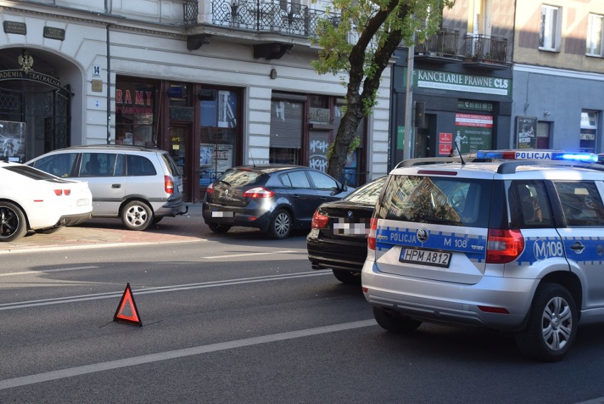 Wypadek na Sienkiewicza: BMW potrąciło pieszego przy przystankach obok Białówny (zdjęcia)