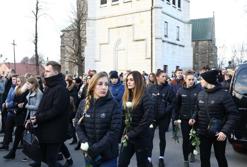 Pogrzeb Dawida Jakubowskiego, maturzysty z Końskich, reprezentanta Polski juniorów w piłce ręcznej odbył się w Żarnowie [ZDJĘCIA]